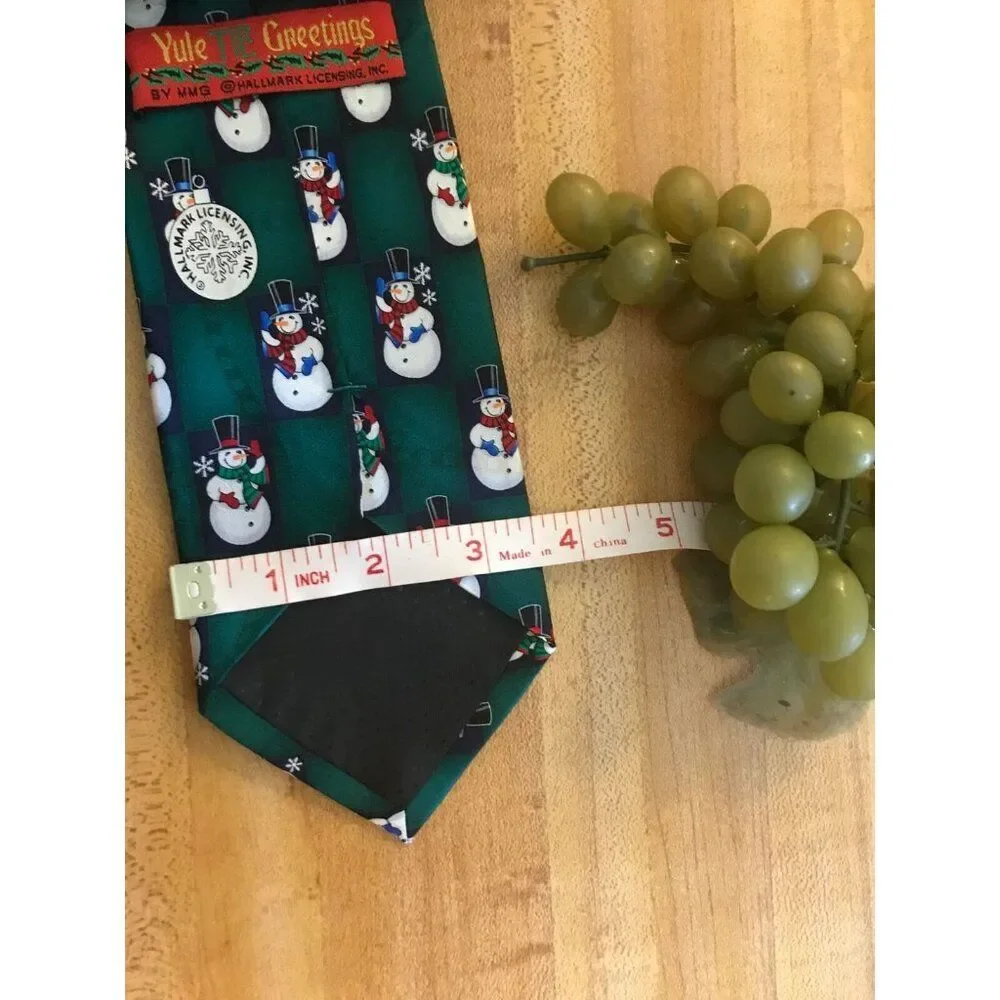 1151 CHRISTMAS SNOWMAN VTG Silk necktie  57 in x 4 in